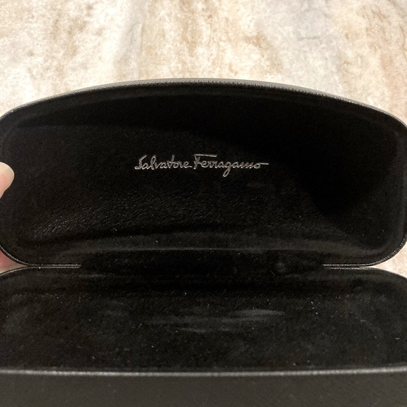 Salvatore Ferragamo sunglasses with iconic double Gancini and case - Picture 9 of 9